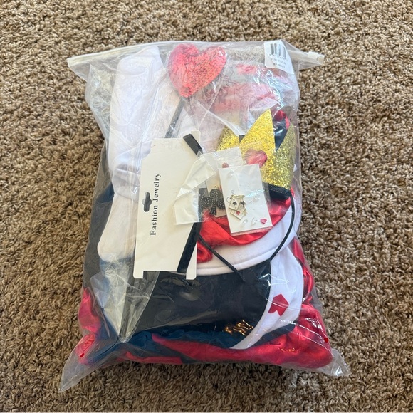 Queen of Hearts Costume - Picture 13 of 16